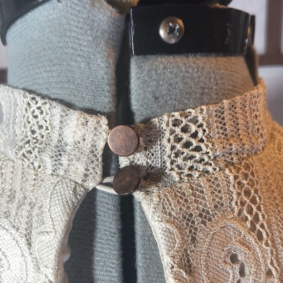 Urban Outfitters Kimchi Blue Tilly Mock Neck Ivory Lace Top NWT Size Large - Picture 12 of 13